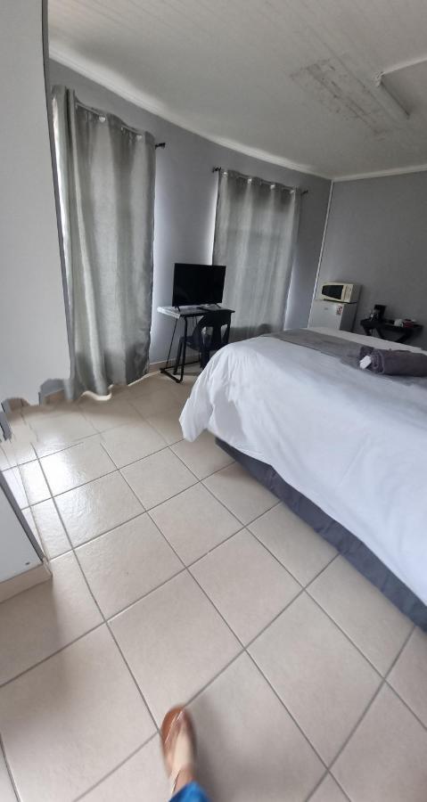 Stay At Home Airport Lodge Κέμπτον Παρκ Εξωτερικό φωτογραφία